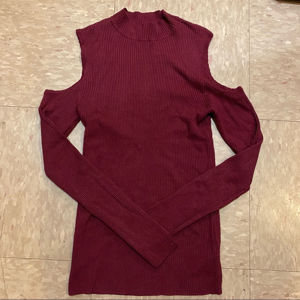 Form-fitting Bare Shoulder Blouse